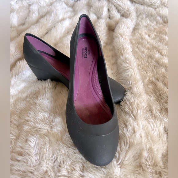 Crocs Lina Wedge Pump. Black womens size 8 - Picture 4 of 11